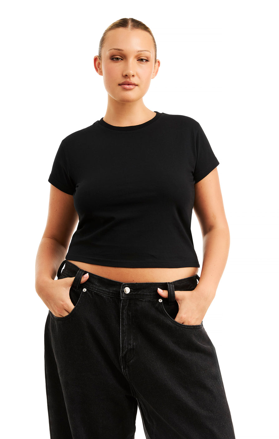 THE BLAIR TEE BLACK | model