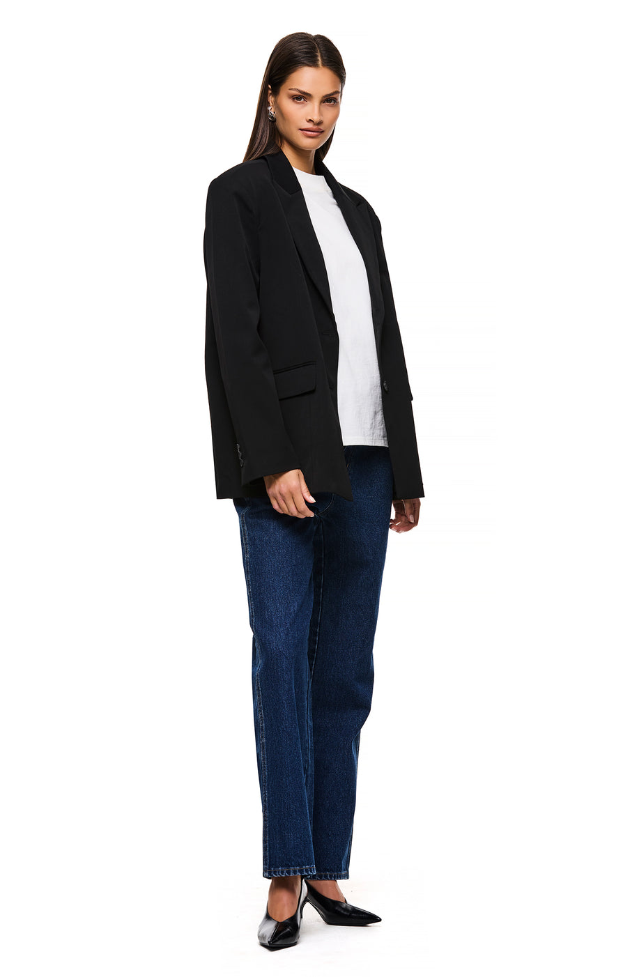 THE ISLA BLACK BLAZER | model