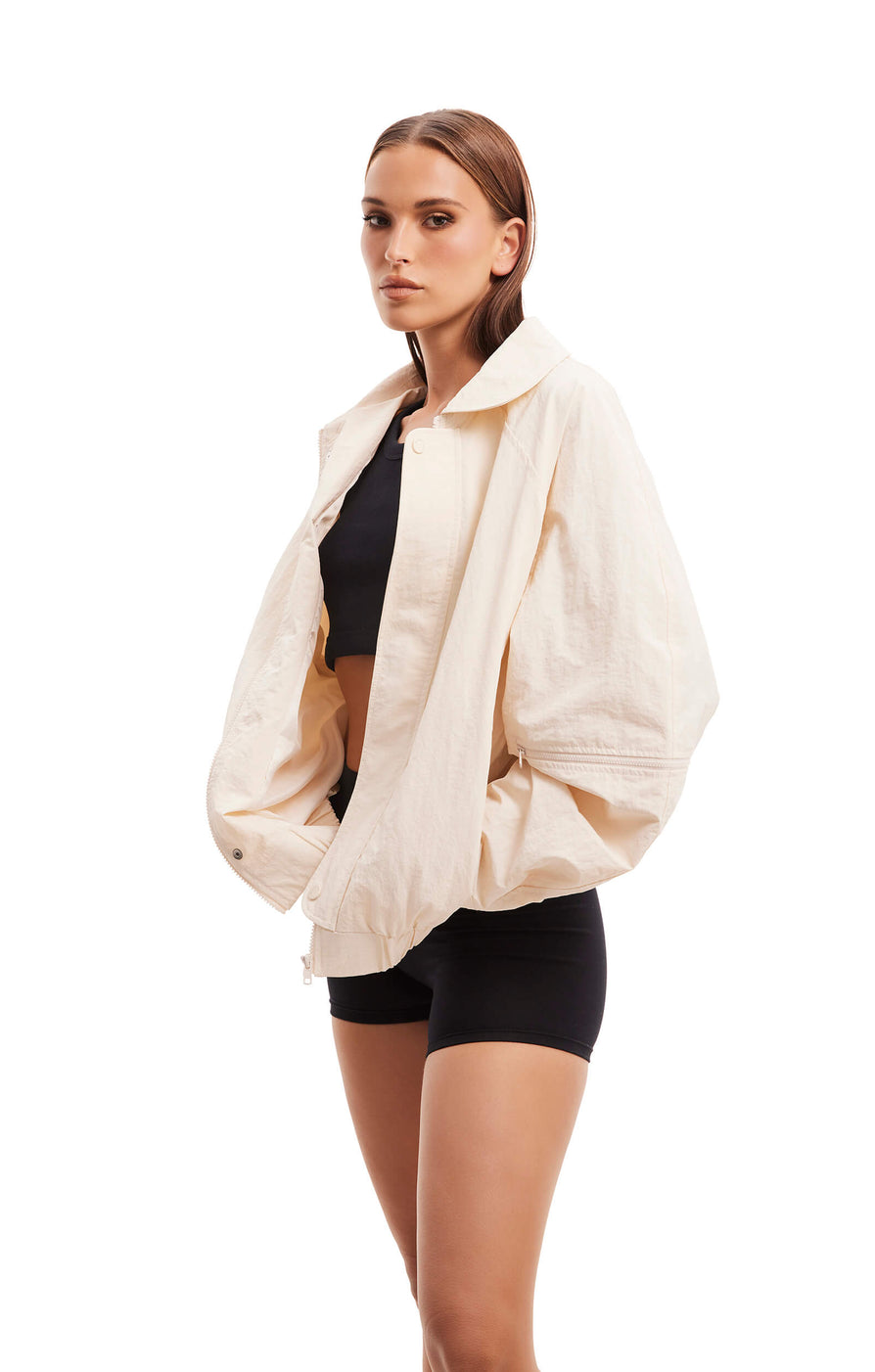 THE JACKSON BOMBER IVORY | model