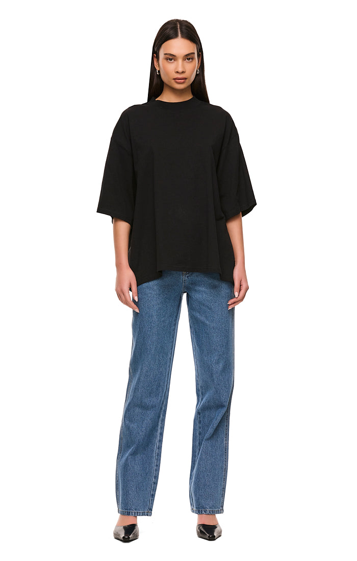 THE ALEX BLACK TEE | model