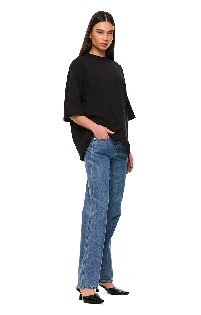 THE XAVIER MID BLUE JEAN | model