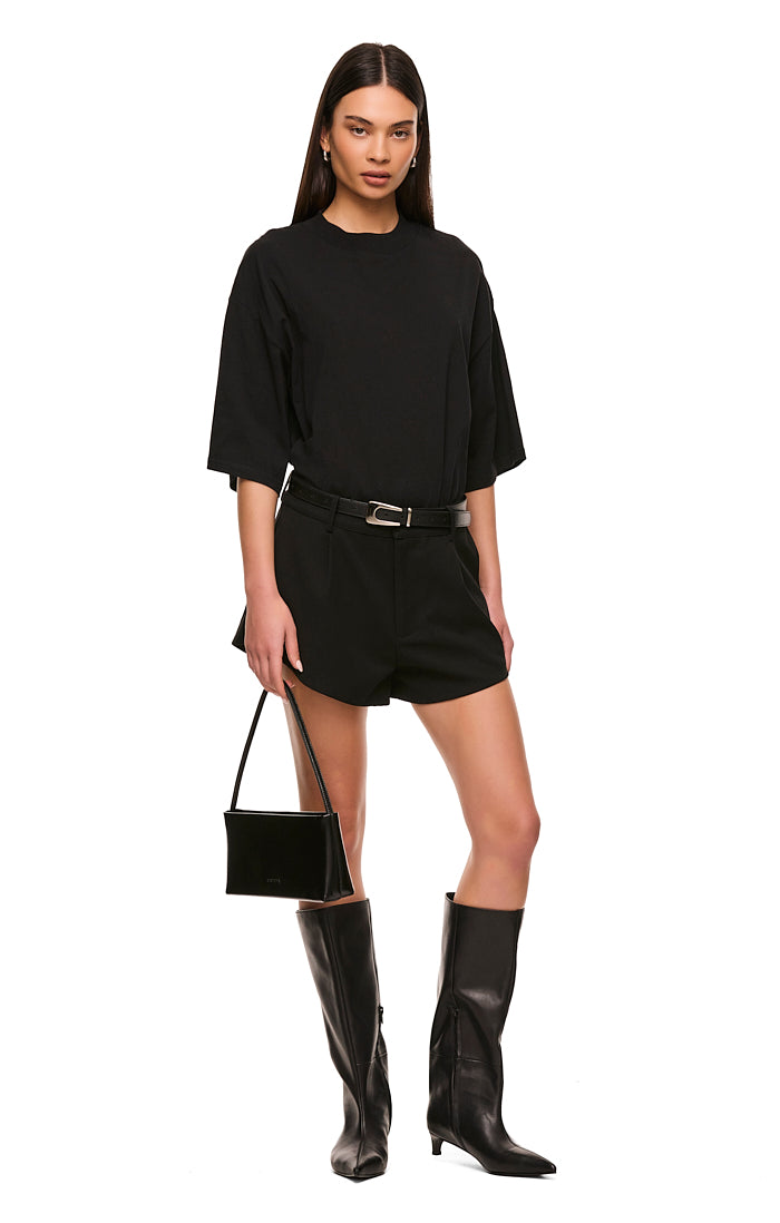 THE ALEX BLACK TEE | model