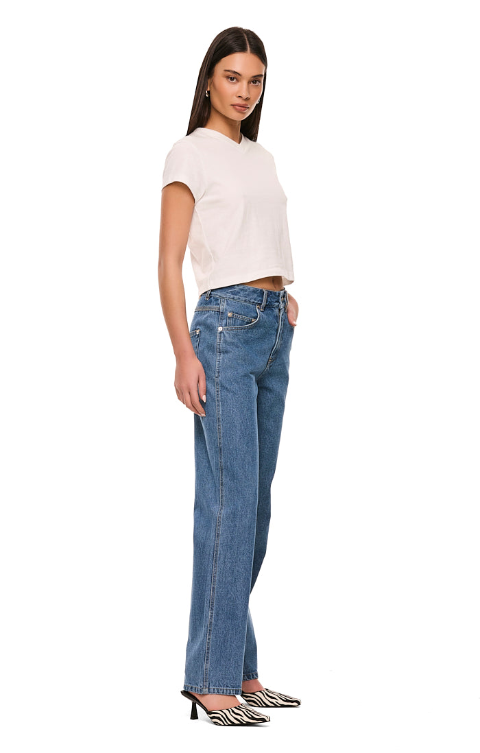 THE XAVIER MID BLUE JEAN | model