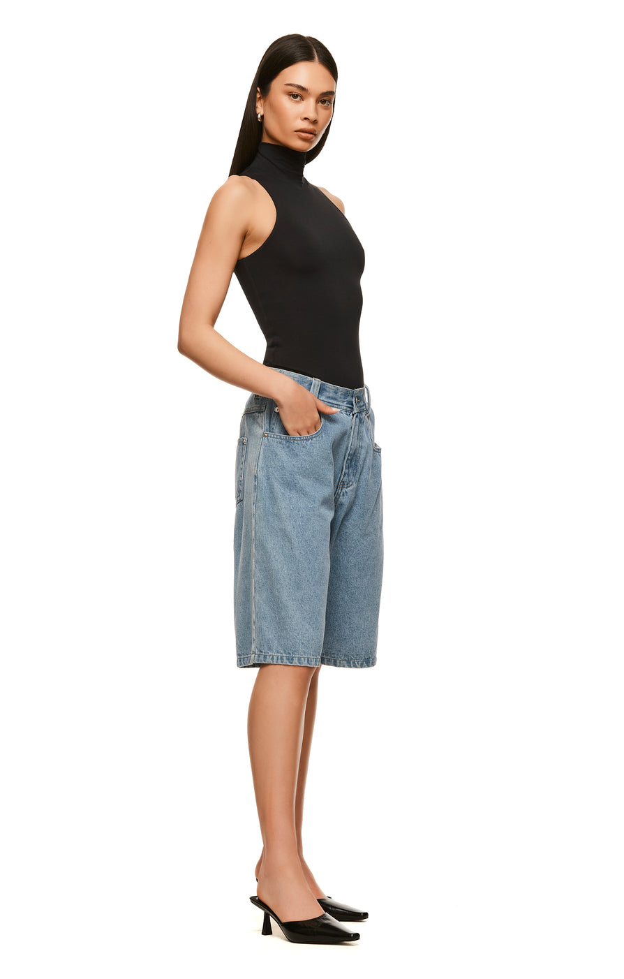 THE MAXWELL BLUE SHORT | model