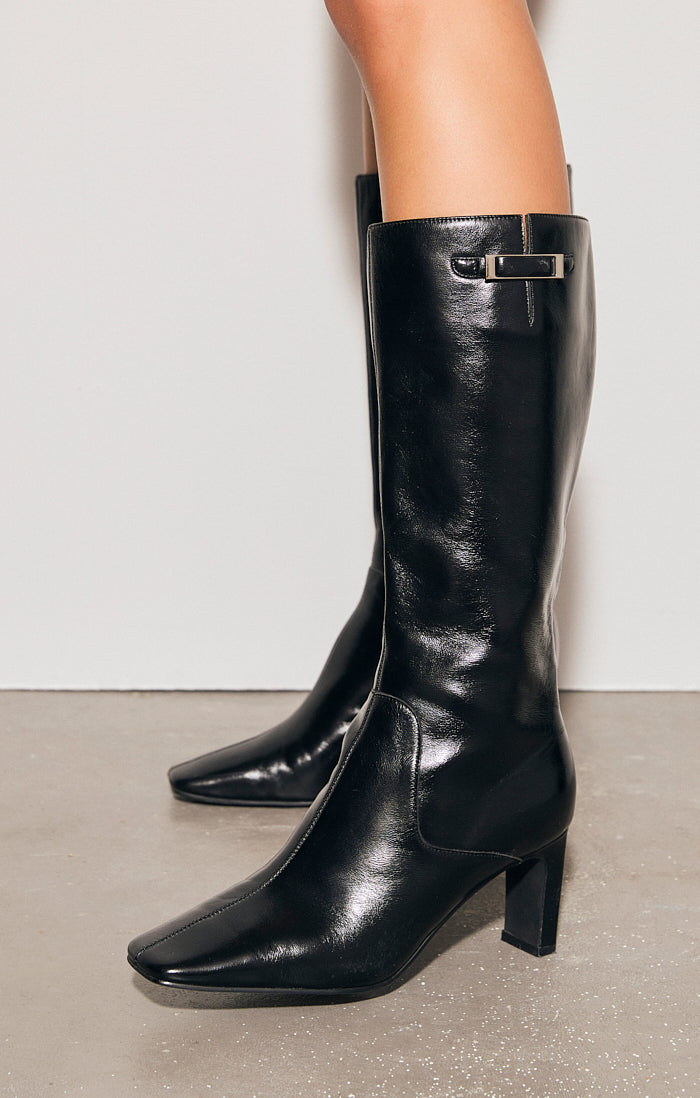 THE CINDY BLACK BOOT | MODEL