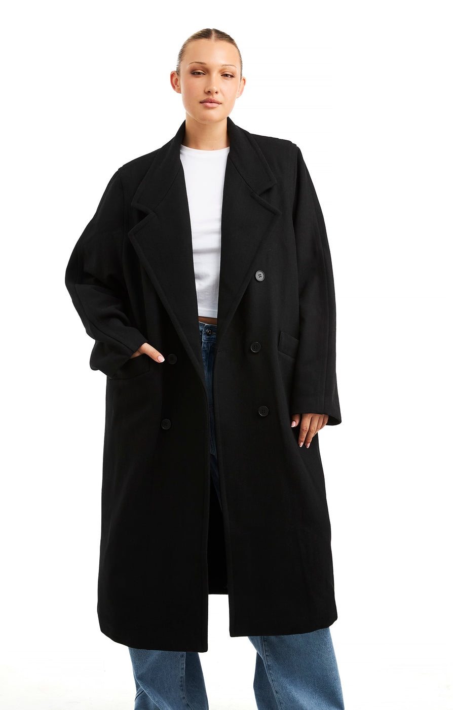 THE LEON BLACK COAT | model