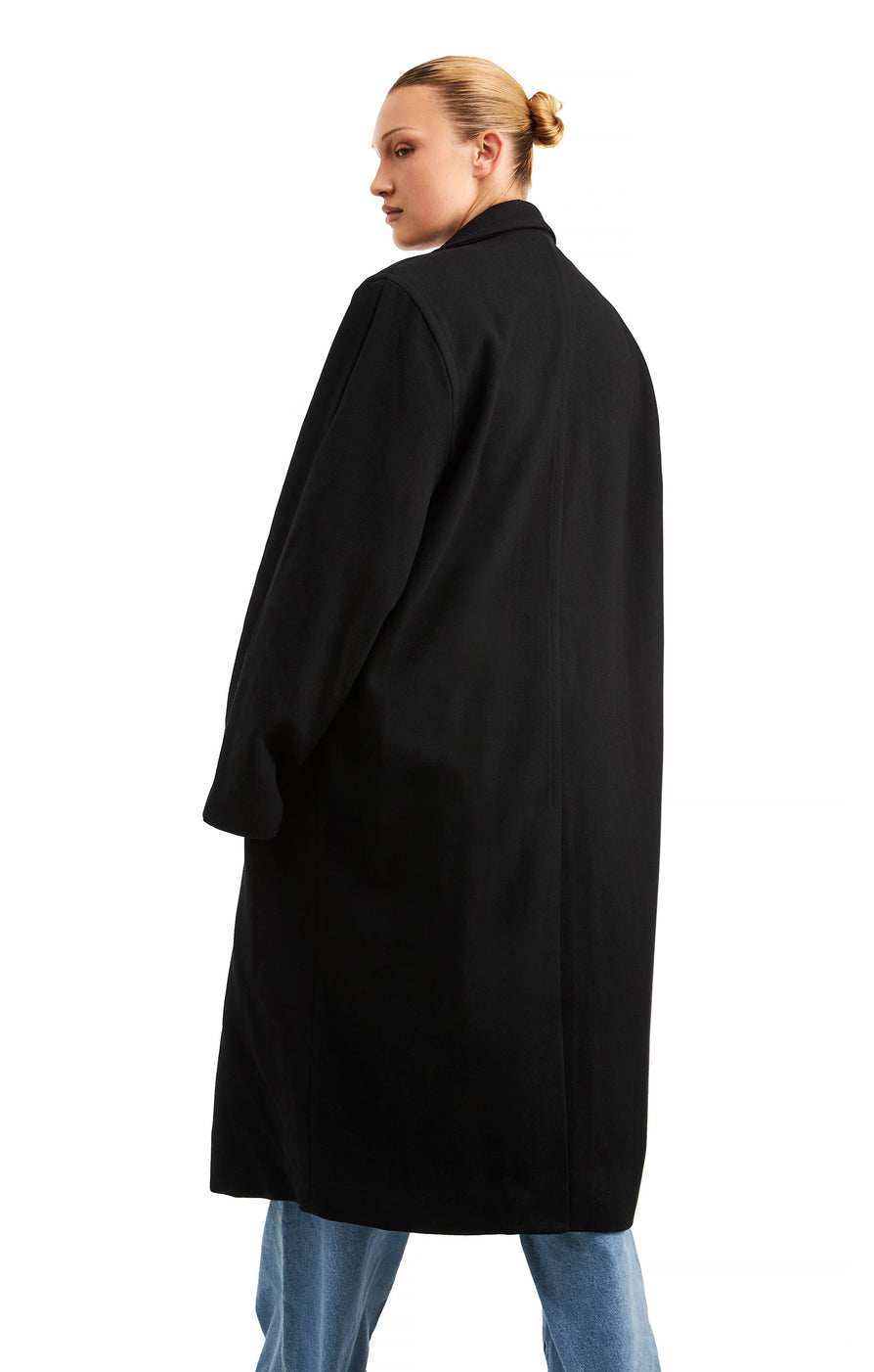 THE LEON BLACK COAT | model