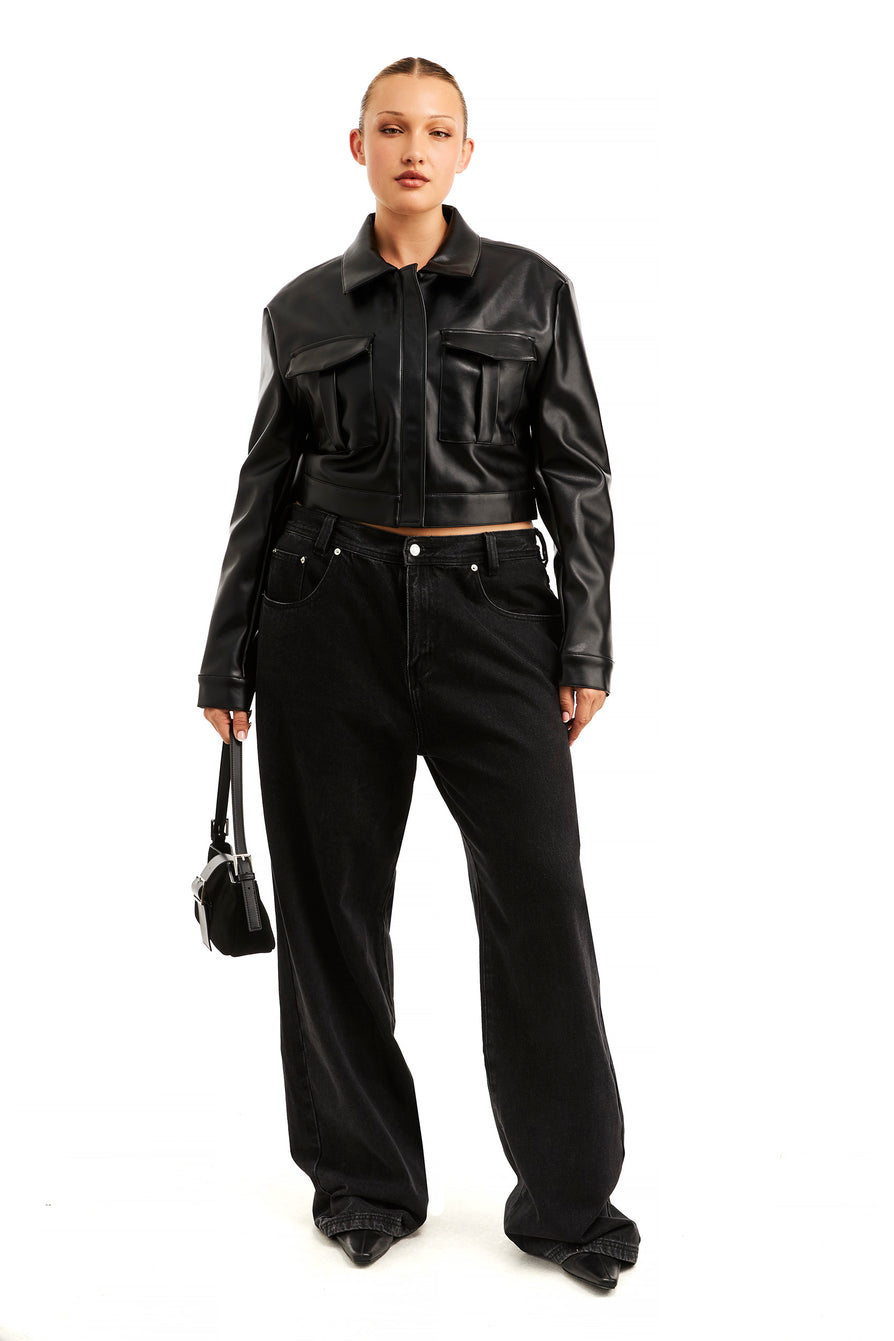 THE VINCE BLACK JACKET | model