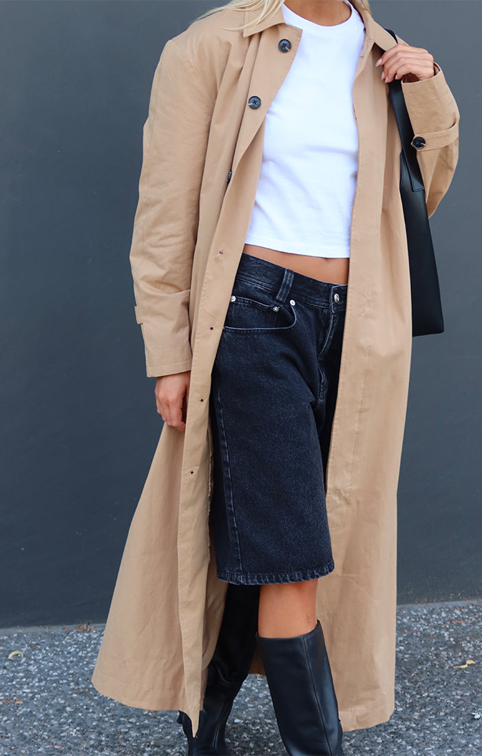 THE MONTAGUE SAND TRENCH COAT | model