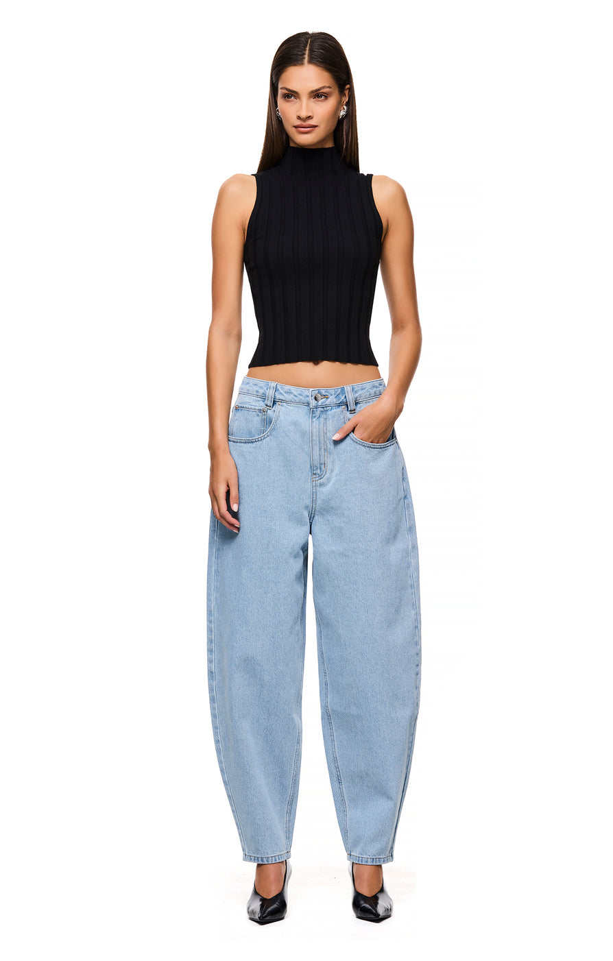 THE SAHARA LIGHT BLUE BARREL JEAN | MODEL