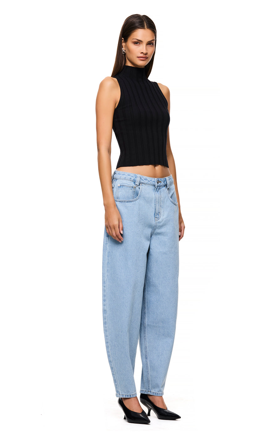 THE SAHARA LIGHT BLUE BARREL JEAN | MODEL