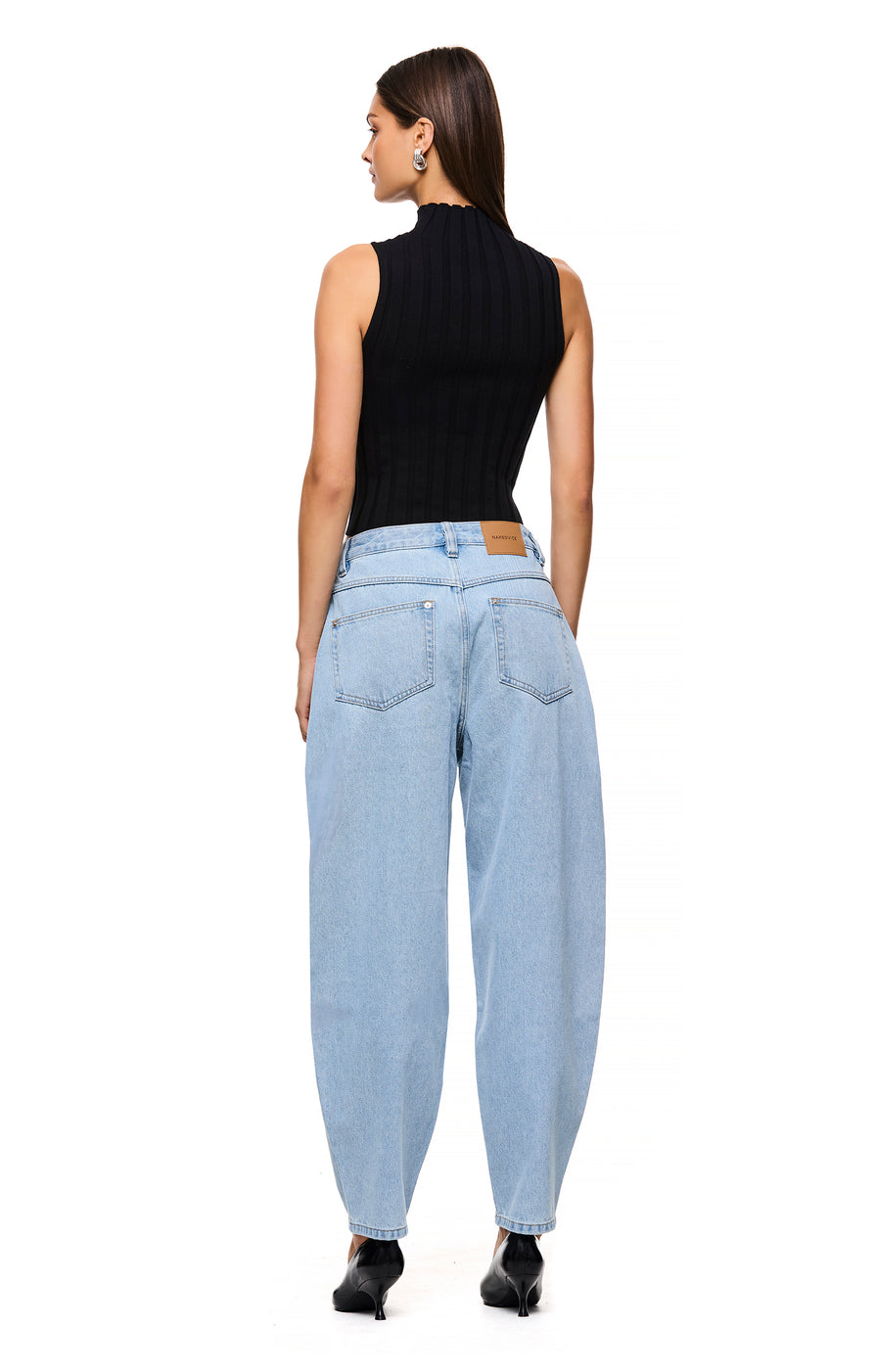 THE SAHARA LIGHT BLUE BARREL JEAN | MODEL