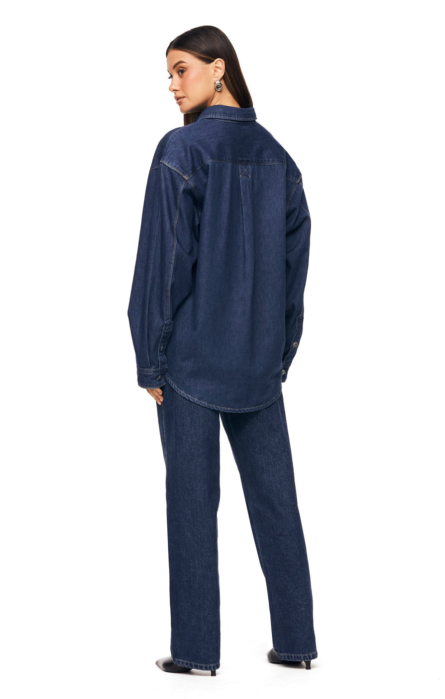 THE SANA SHIRT BLUE | model