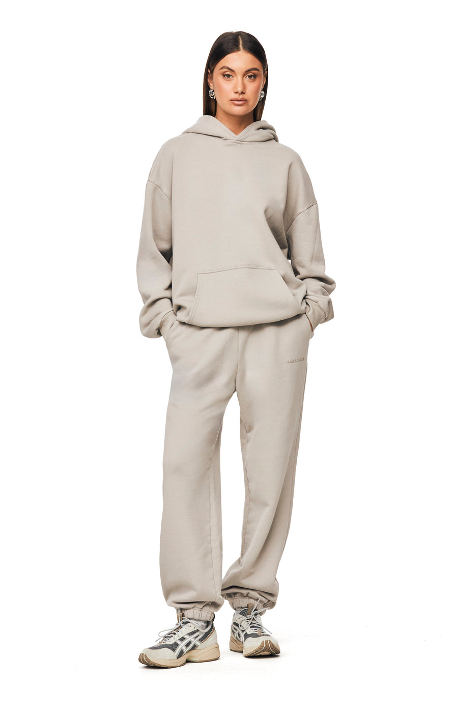 THE UNISEX STONE TRACKPANT | model