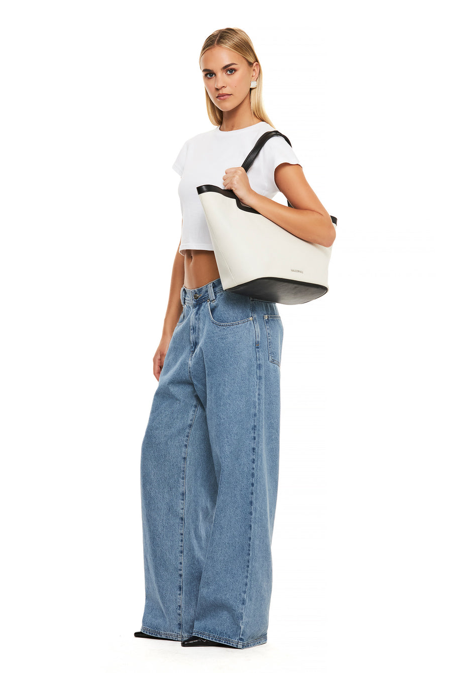 THE PORTIA CANVAS TOTE | model