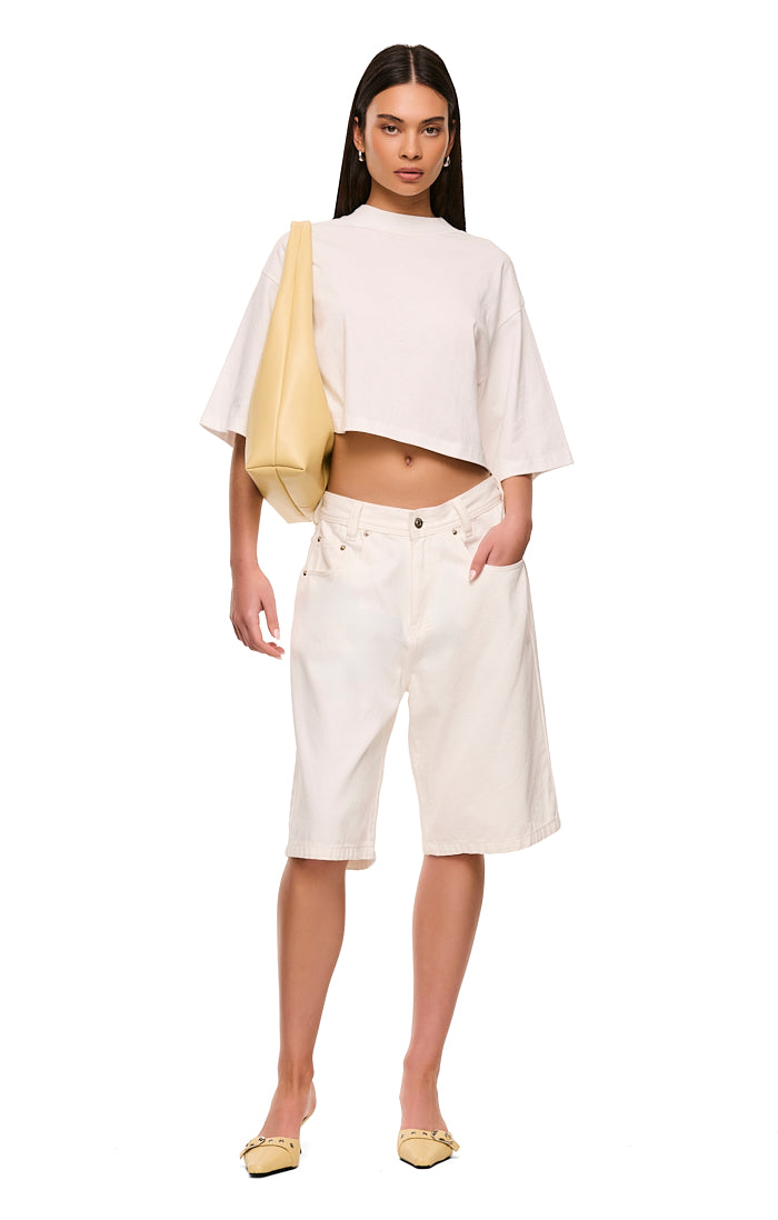 THE ALEX CROPPED WHITE TEE | model