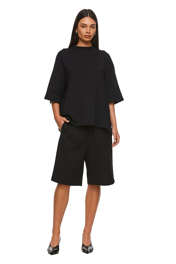 THE ALEX BLACK TEE | model