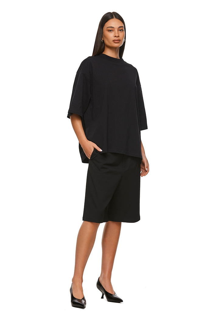 THE ALEX BLACK TEE | model