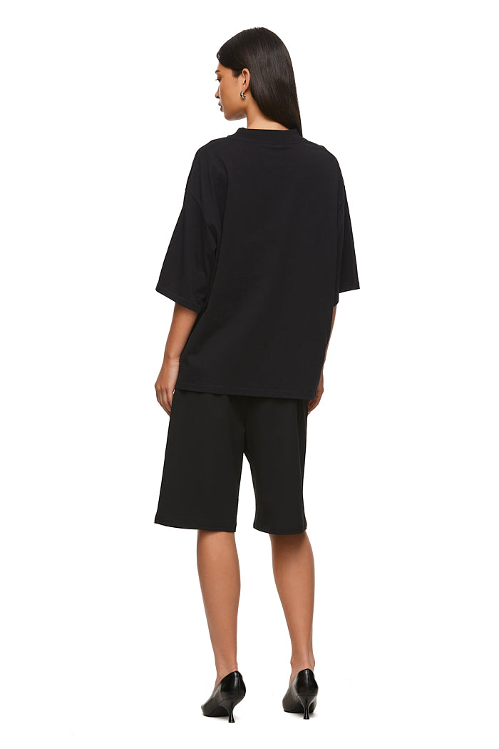 THE ALEX BLACK TEE | model