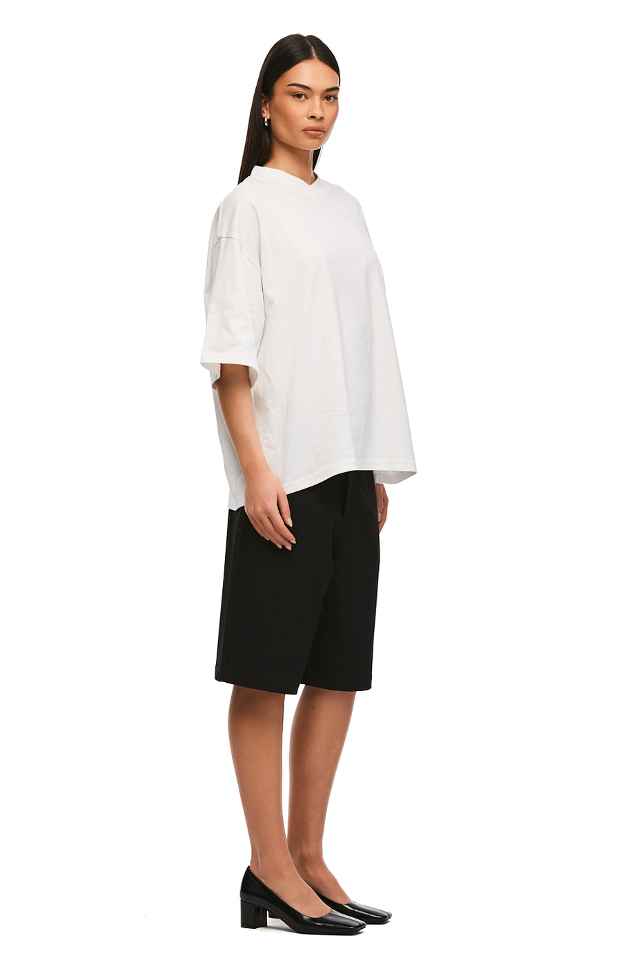 THE ALEX WHITE V-NECK TEE | MODEL