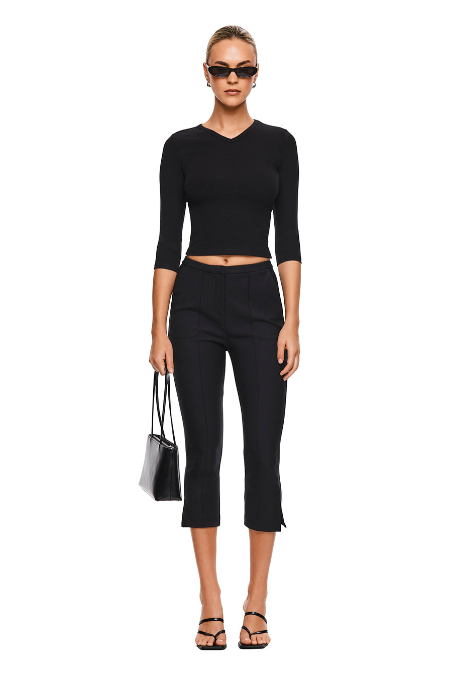 THE SHILOH BLACK CAPRI | MODEL