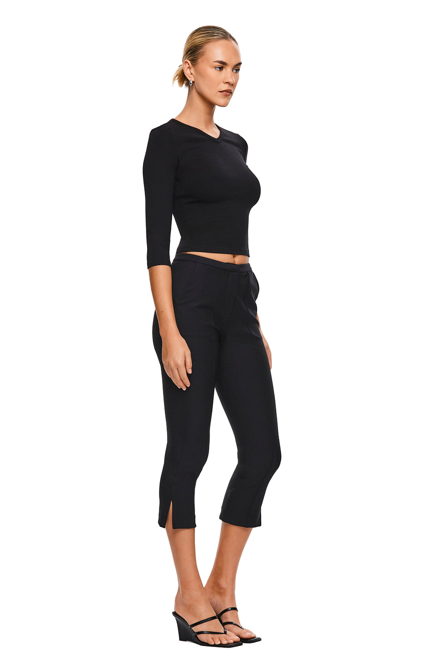 THE SHILOH BLACK CAPRI | MODEL