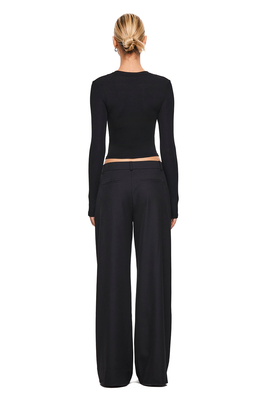 THE DOVE BLACK LONG-SLEEVE TOP | model