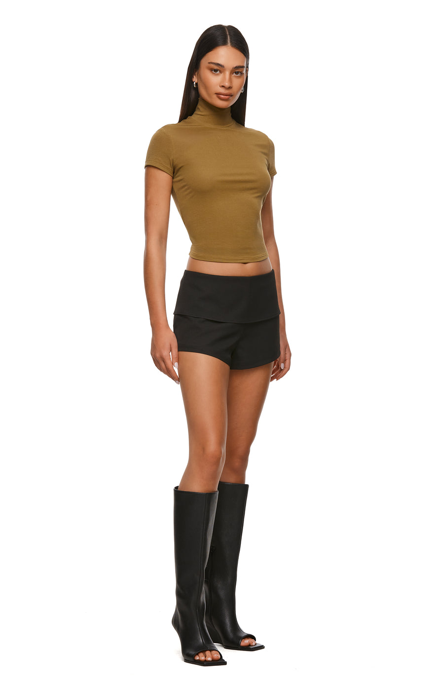 THE NESSA BLACK SHORT | MODEL