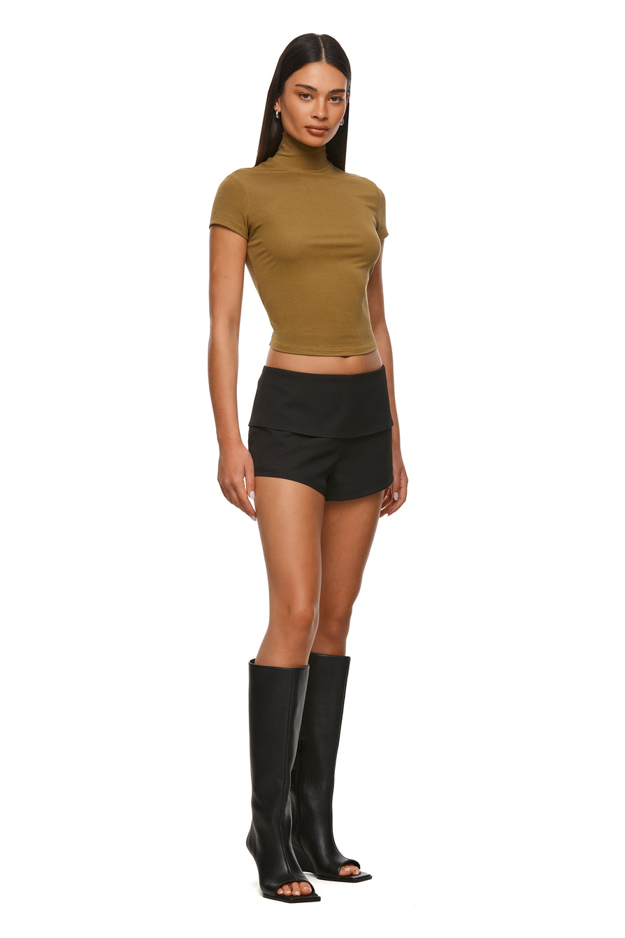 THE NESSA BLACK SHORT | MODEL