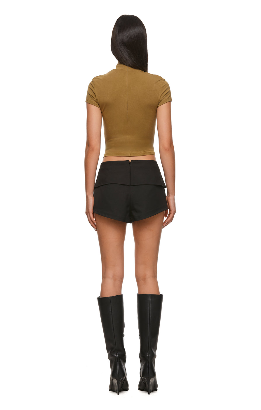 THE NESSA BLACK SHORT | MODEL