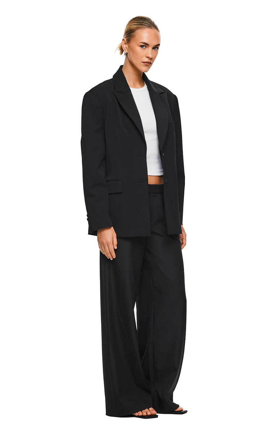 THE ISLA BLACK BLAZER | MODEL