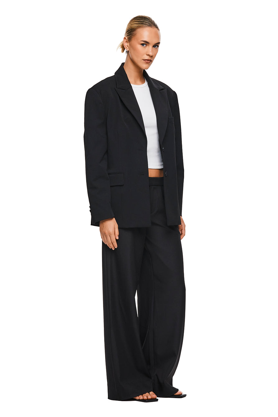 THE ISLA BLACK BLAZER | MODEL