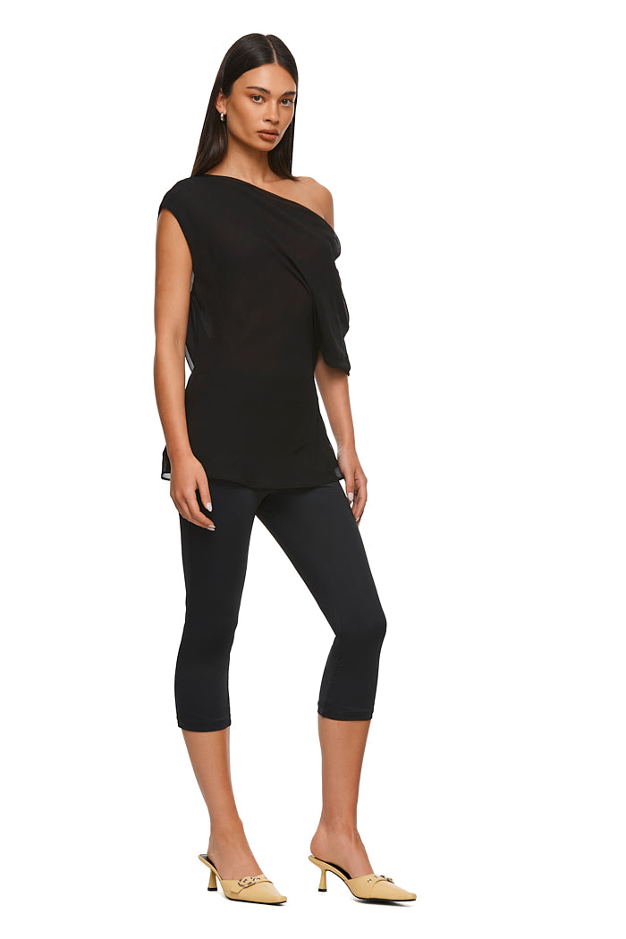 THE THEA BLACK CAPRI | MODEL