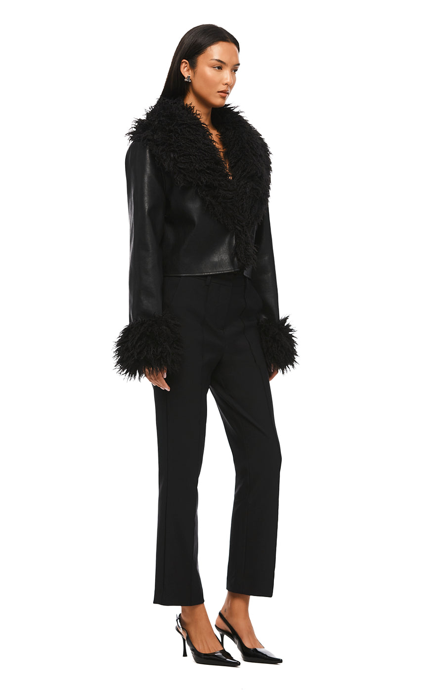 THE PIPPA BLACK JACKET | MODEL