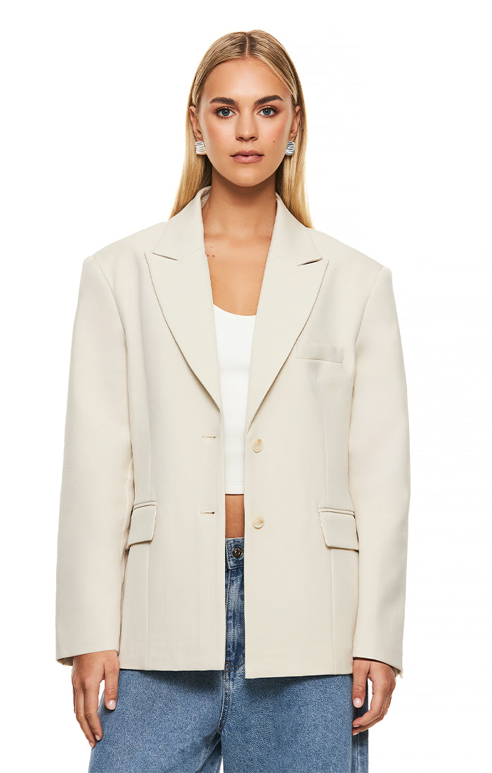 THE ISLA OYSTER BLAZER | model