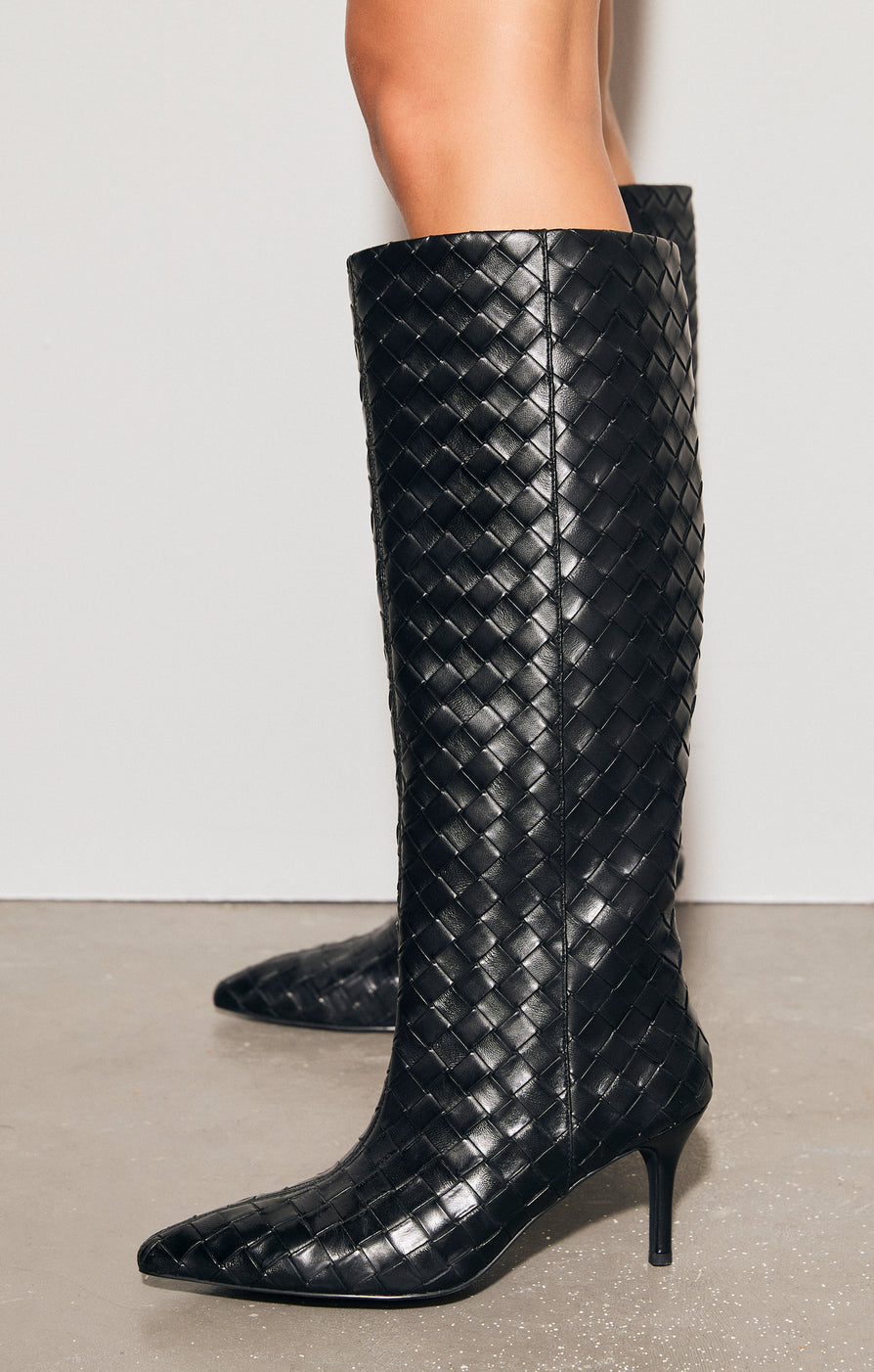 THE SEREN BLACK CROSSHATCH BOOT | model