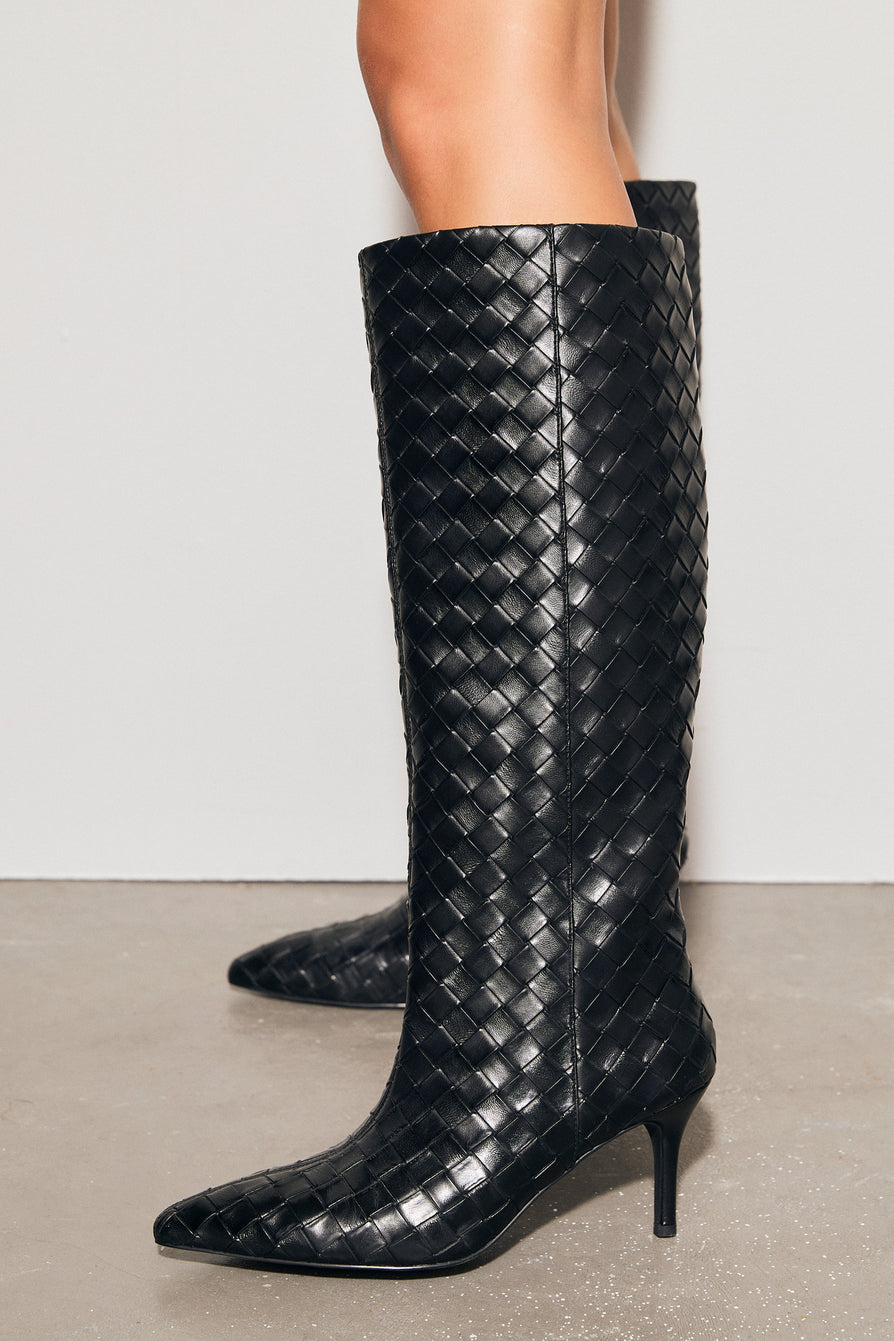 THE SEREN BLACK CROSSHATCH BOOT | model